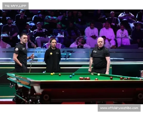 利雅得斯诺克赛现场互动环节受欢迎，球迷体验击打金球乐趣